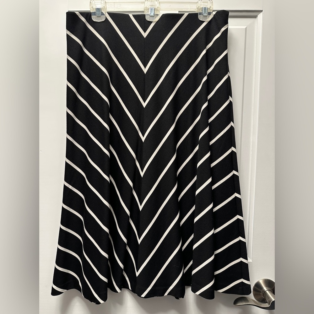 Women’s size 10 WHBM midi length black & white skirt, chevron, corset detail